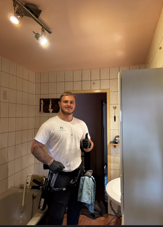 F.K.I. Mitarbeiter bei der professionellen Badreinigung