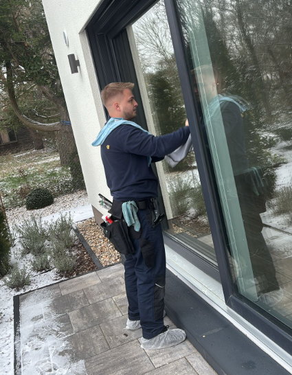 F.K.I. Mitarbeiter bei der professionellen Fensterreinigung