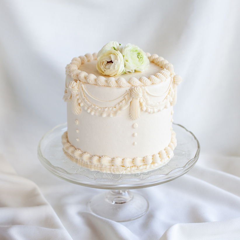 Vintage 3-tier buttercream wedding cake – White Lambeth