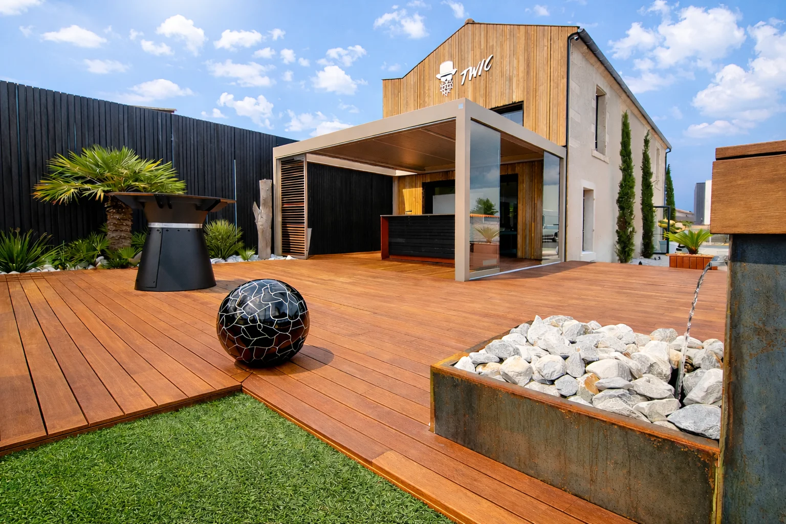 Showroom Twic - terrasse bois exotique et aménagement extérieur