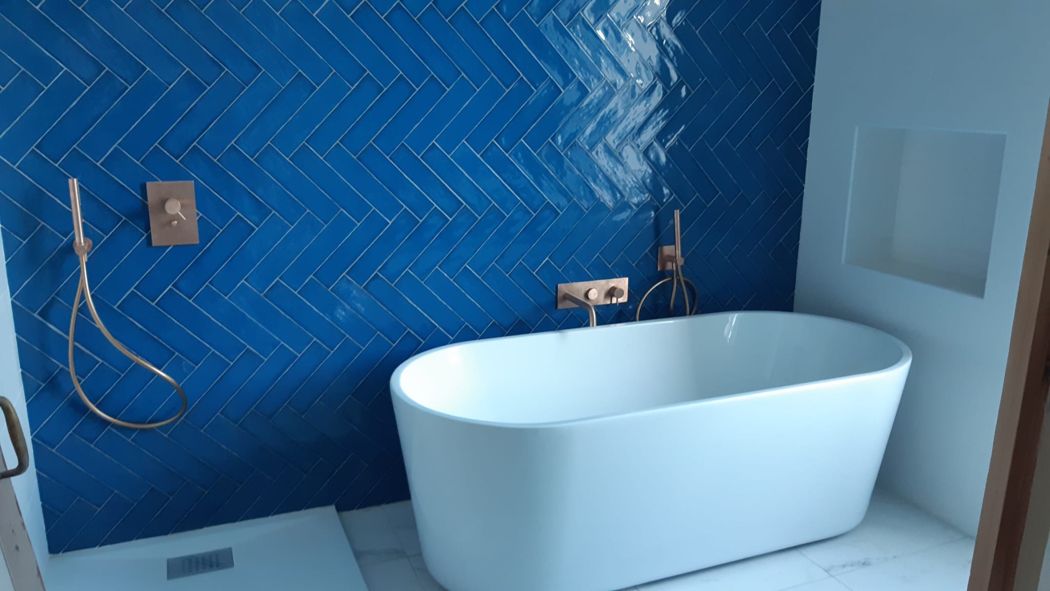 Salle de bain avec baignoire îlot