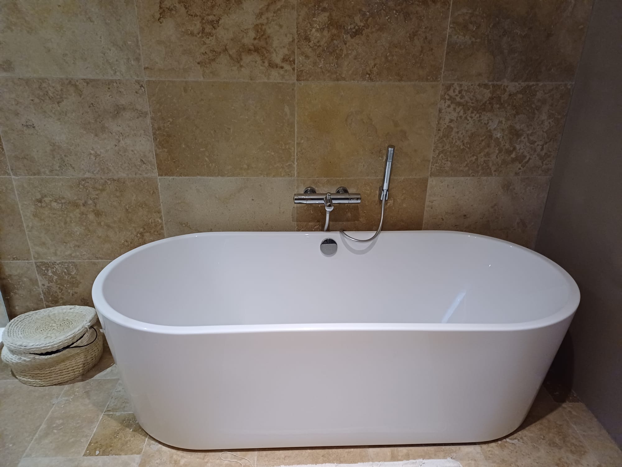 Baignoire îlot et carrelage travertin