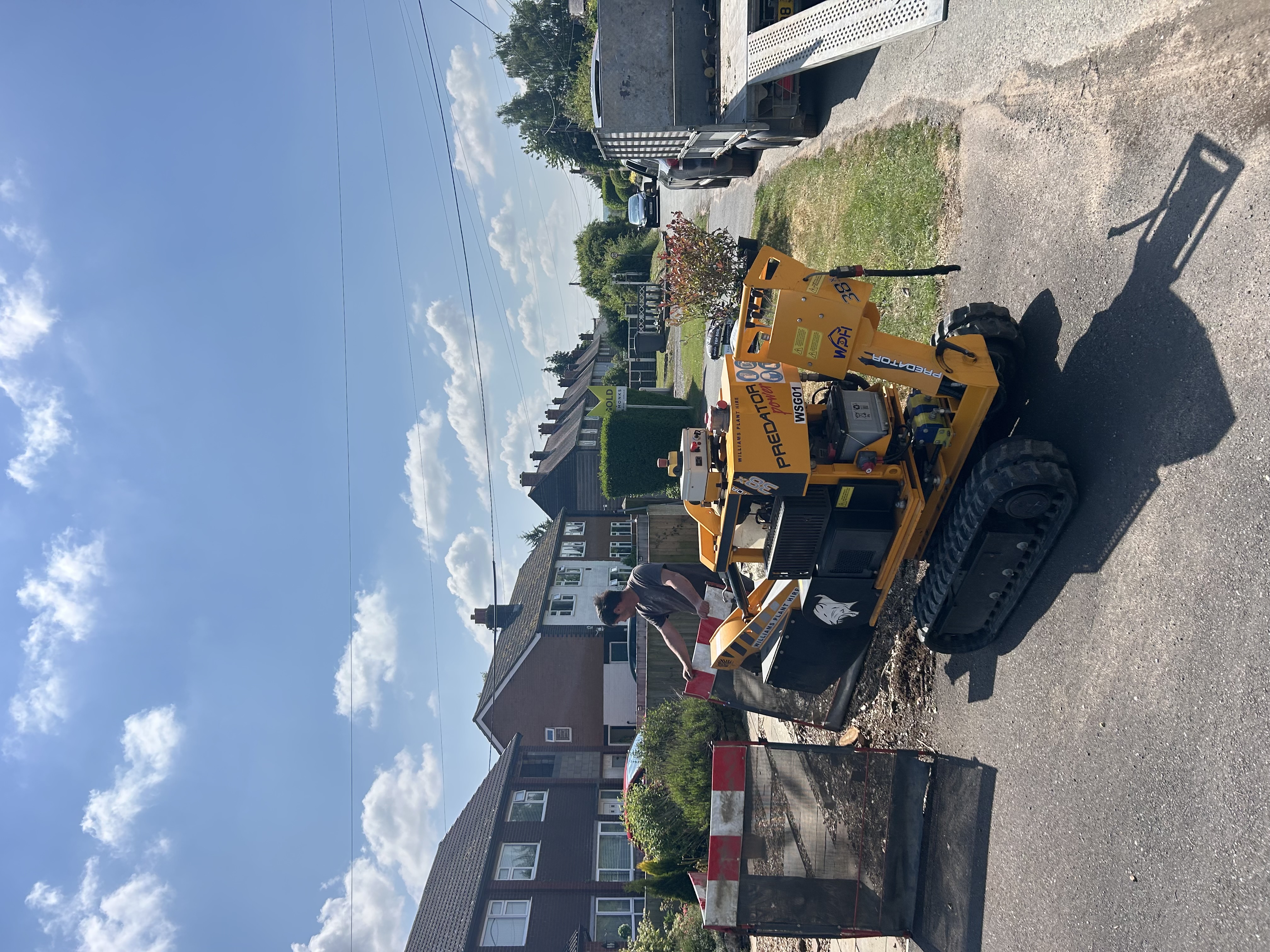 Tracked stump grinder equipment