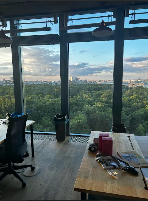 Professionelle Büroreinigung in modernem Großraumbüro mit Panoramafenstern