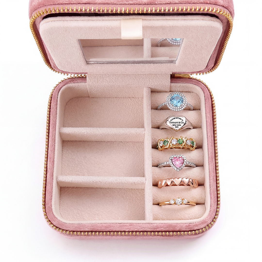 6 Rings in jewelry case