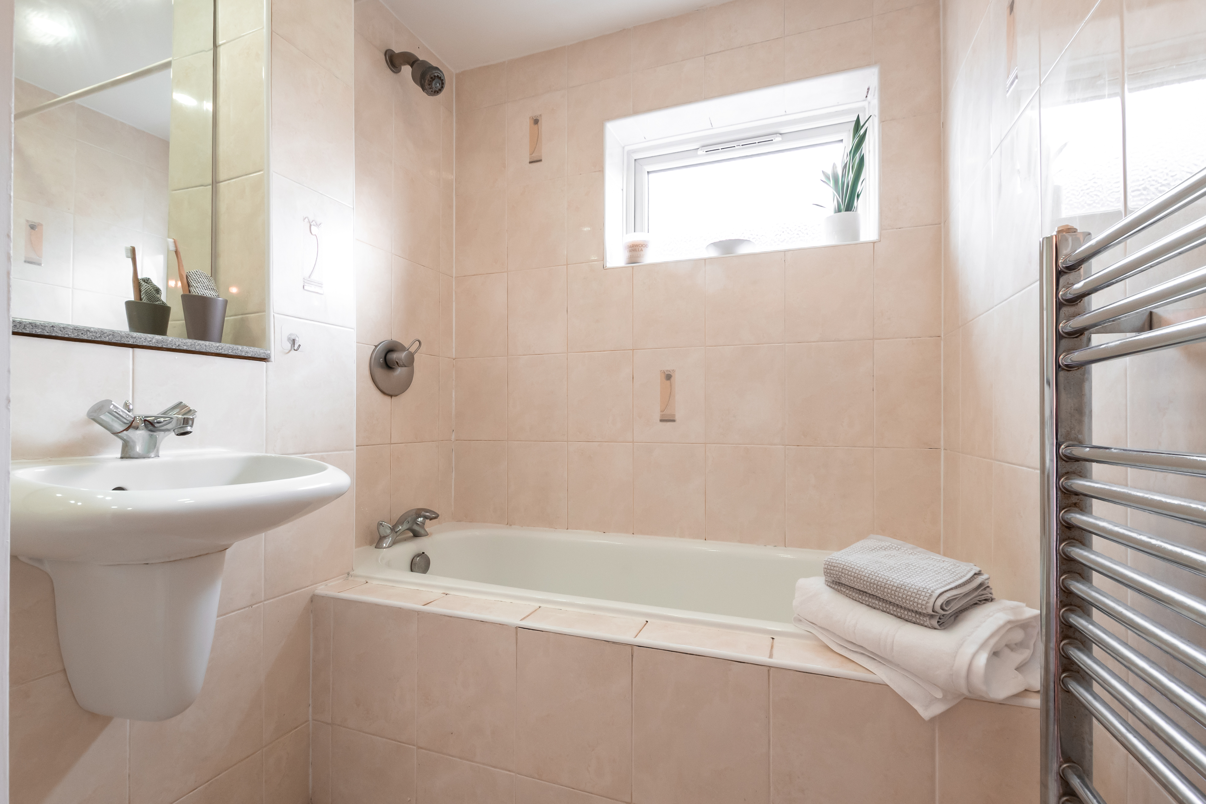 Bathroom at the 2-Bed Flat, Hougoumont