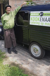 Eigenaar van Kookenaar naast de catering bus